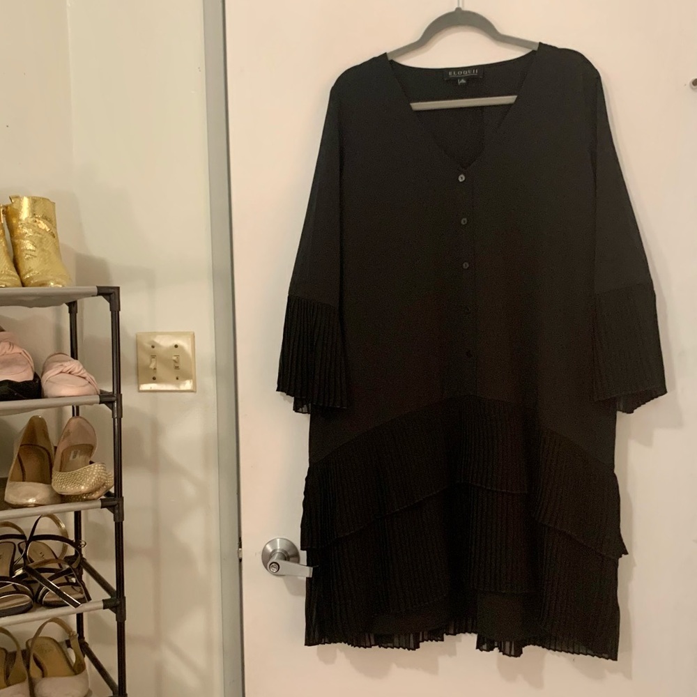 Gorgeous v-neck ELOQUII dress w/ pleats - Size 16